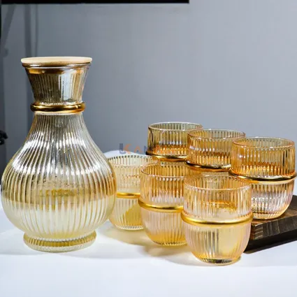 Service Carafe en Verre avec 6 Tasses Dorées