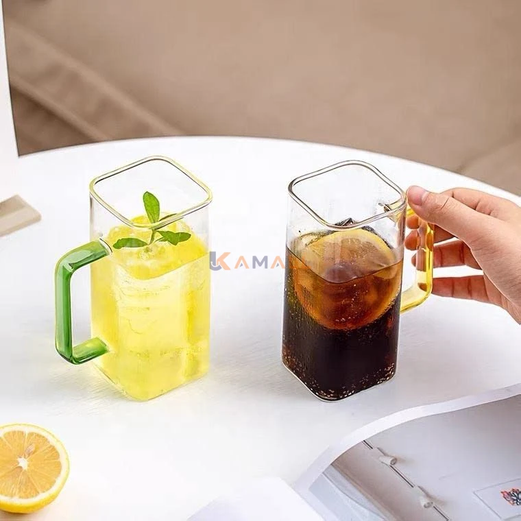 Mug en verre 350 ml avec manche colore