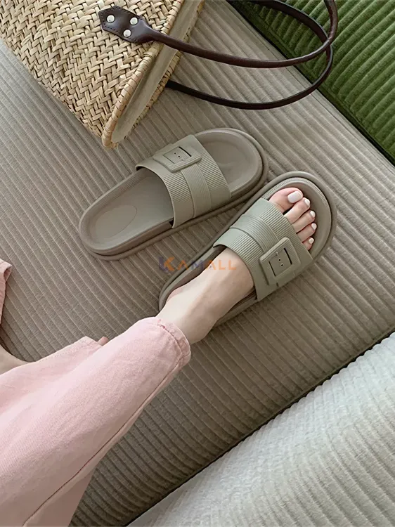 Claquettes de Plage en Plastique – Confortables et Antidérapantes pour Hommes et Femmes